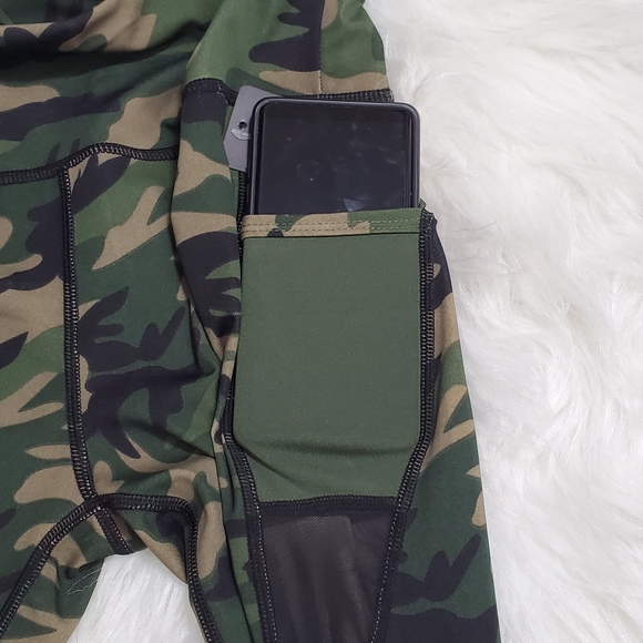 NWT Yoga Camouflage mesh Green Black Workout Set - Picture 3 of 5